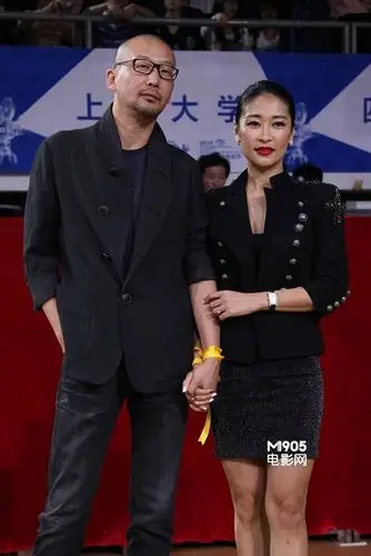 管虎梁静夫妇甜蜜现身 默契黑色情侣装十指紧扣