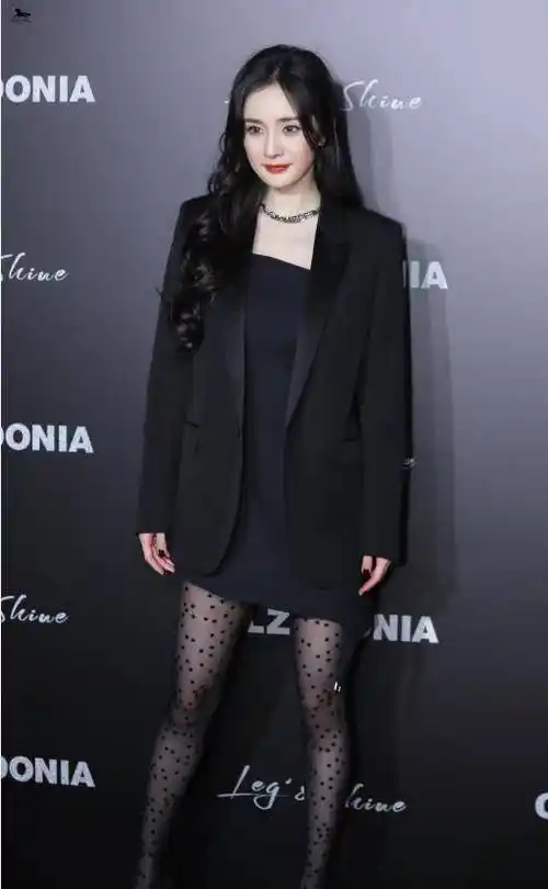 原创杨幂出席活动,钻石长袜现身,网友:这美腿真是没谁