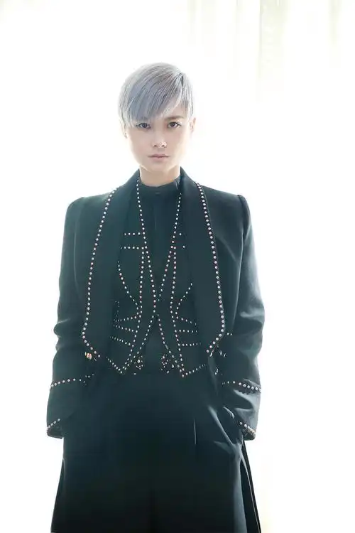 李宇春化身二次元少年 黑衣银发造型酷帅