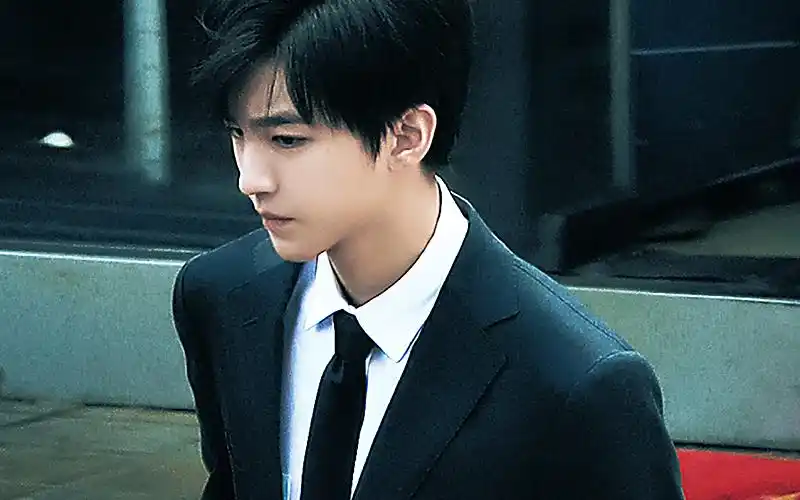 王俊凯《重生之门》新图来了!西装造型高冷帅气!