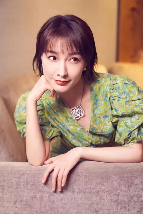 吴昕穿绿色碎花裙搭配清爽短发穿出古典风