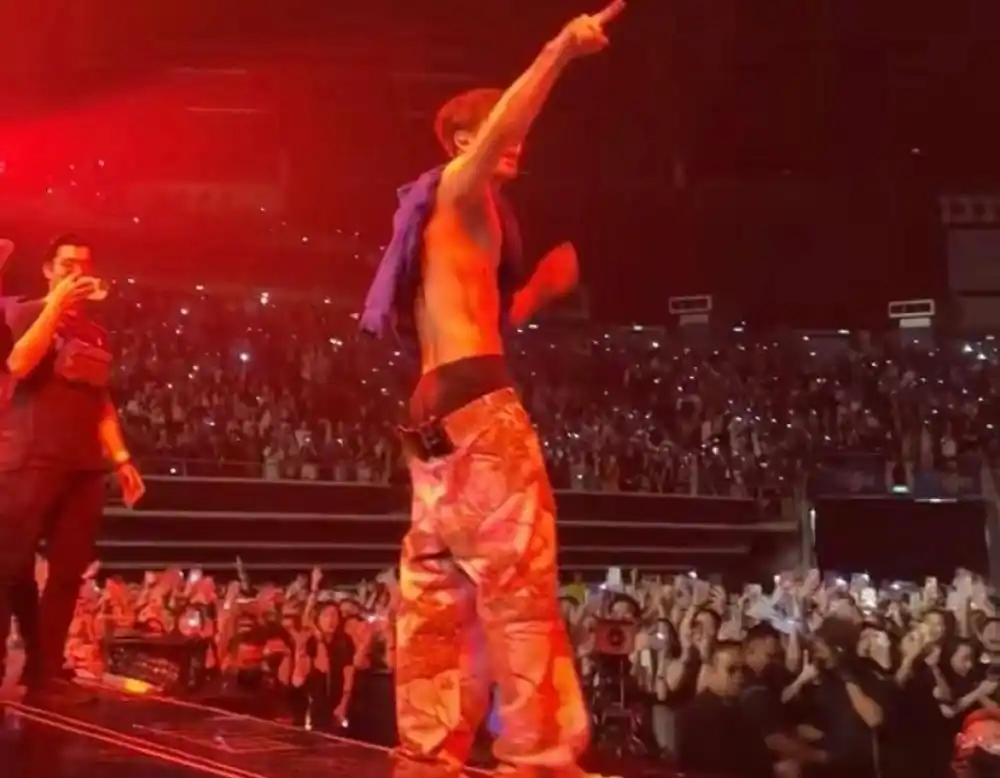 王嘉尔演唱会半裸上身秀腹肌,裤子掉档露出半个内衣_腾讯新闻