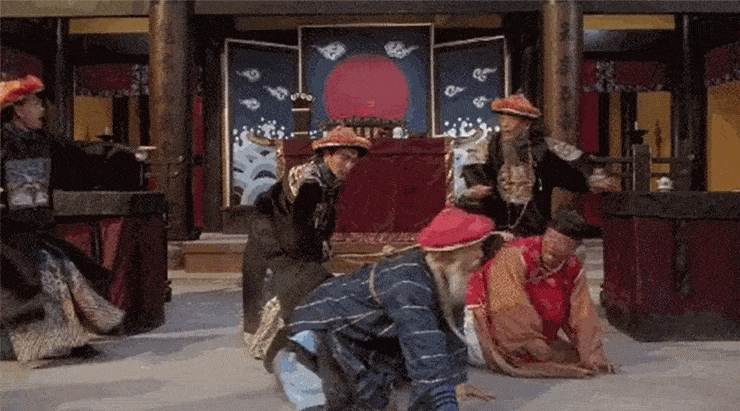 《九品芝麻官》里,他如同一只"疯狗",用尽夸张的肢体语言和表情,表现