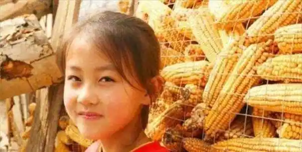 7岁微笑女孩铁嘉欣因一张照片走红公司出100万签约被婉拒