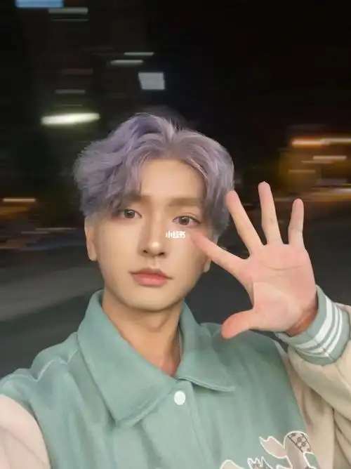 清纯男大学生get紫灰色头发好喜欢好喜欢