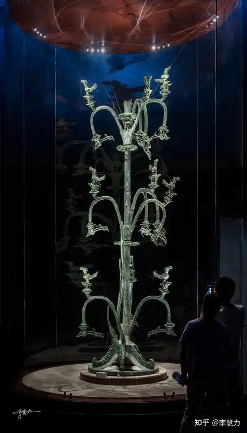 综合馆的最大一个展厅自然是要给三星堆的头牌青铜神树啦.