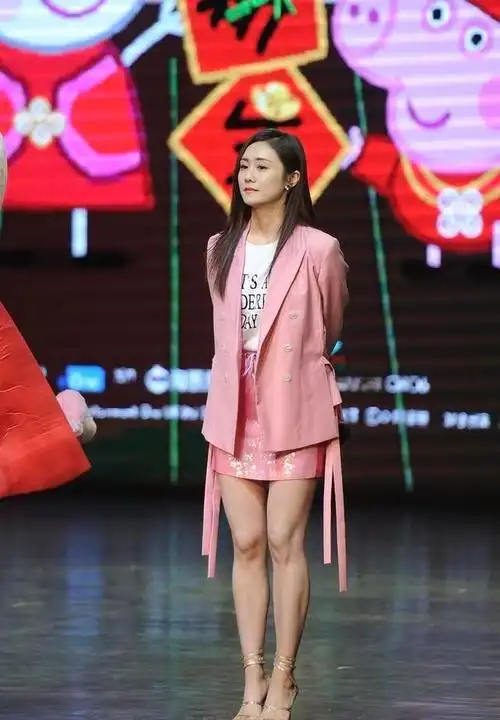 刘芸身材真不错,紫色西装里面穿短裤,这大长腿真让人羡慕了