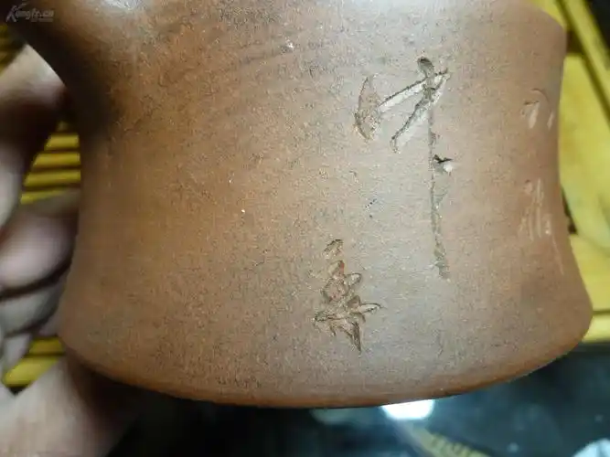 清制壶名家王(东石)精品紫砂壶,壶盖刻有"东石"两字,底款为"阳羡王