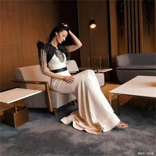 俄罗斯女篮前国手身高205米47码大脚35岁未婚有娃嫁人难