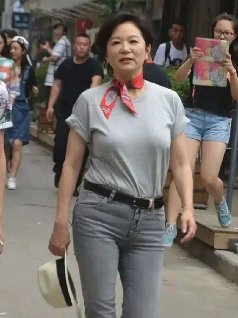 已到中年的林青霞,虽然身材有些发福,但风采不减当年,自然脱俗,优雅的