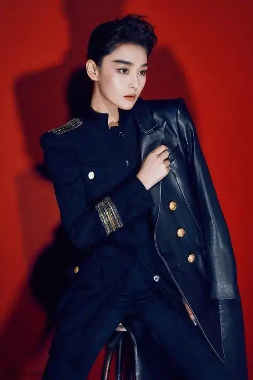 美女明星张馨予帅气短发中性服装亮相,网友评论有亮点!