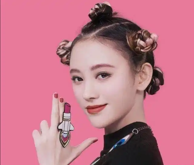 鞠婧祎罕见尝试大背头,撩起刘海认不出,姨妈色配皮衣气场有点弱