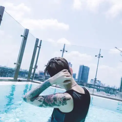 2021年最火情侣头像单人泳池的海边的宾馆的都有