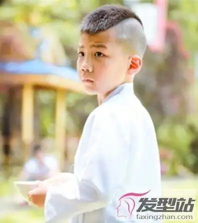 小男孩短发两边剃从小就是酷炫帅哥