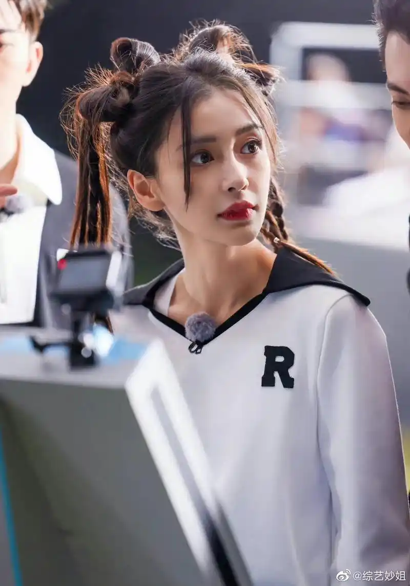 angelababy《奔跑吧》造型图～ 头上两个蝴蝶结……__财经头条