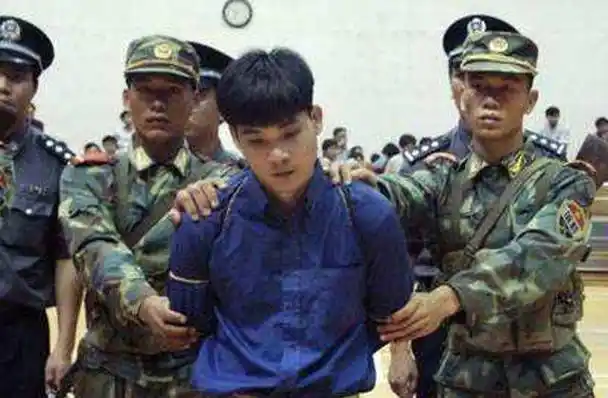 死刑犯在执行死刑前,为什么都会用绳子捆绑起来而不用手铐?