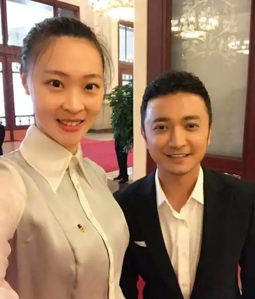 惠若琪新年愿望集齐央视f4,发文调侃朱广权,合影要学手语!