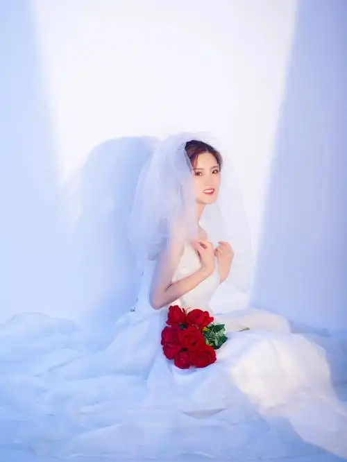 女生总要去拍一组一个人的婚纱照吧