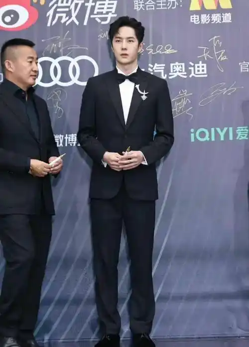 微博之夜王一博王俊凯同框,姚晨礼裙怪异?刘亦菲发福?