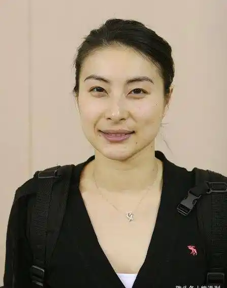 郭晶晶出镜不会开美颜,自嘲长得丑,但被粉丝夸自然脸很漂亮!