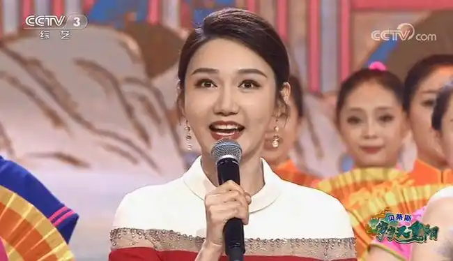 期待龙洋能够主持2021年央视春晚