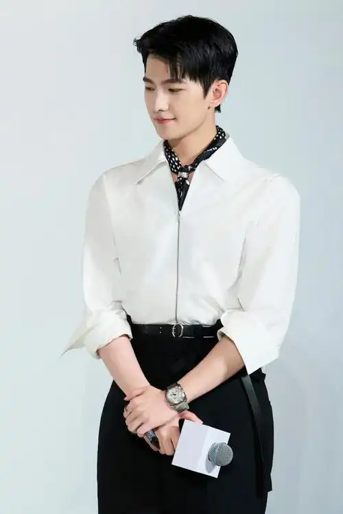 帅气演员杨洋最新线下活动生图释出啦!帅的很客观啊!