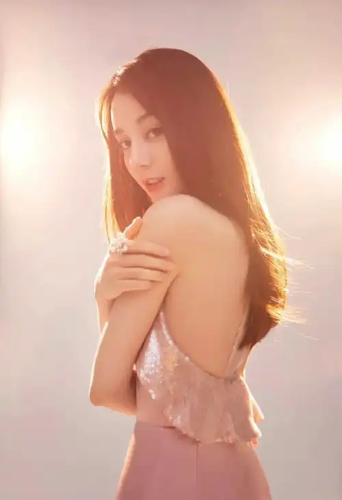 狗仔镜头下的迪丽热巴身材好绝