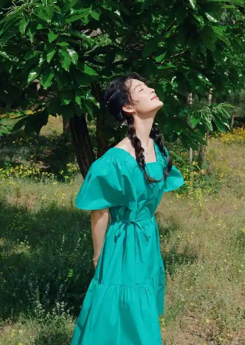 "李沁绿色短裙,展现苗条身材和迷人笑容,"沁"人心扉_薄荷味_写真_夏日