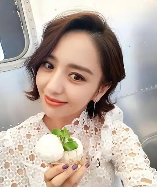 她虽然已经步入四十岁,但容颜依旧焕发着迷人的光彩,甚至比起年轻时期