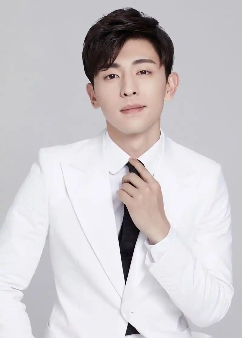 邓伦白色系英俊帅气时尚写真图片17