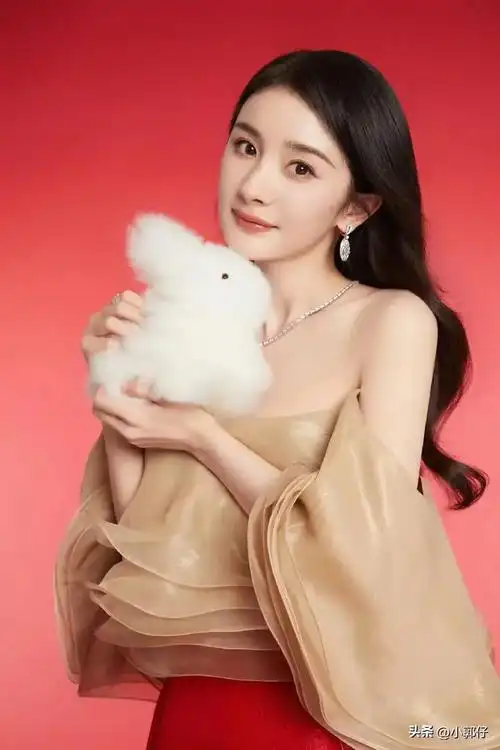 杨幂新年美照,咖色一字肩 红色鱼尾修身长裙,明媚动人!