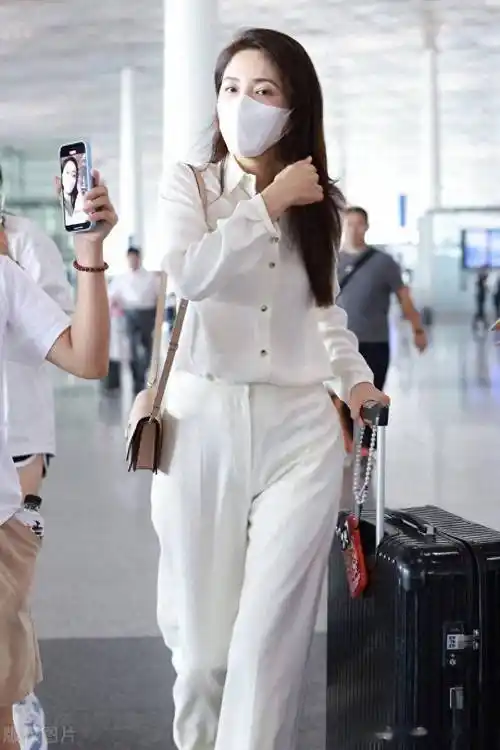 街拍:曾黎雪纺衬衫 白色阔腿裤 单肩包轻松利落_上海_机场