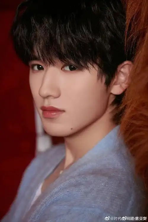 宋亚轩蓝色开衫毛衣造型