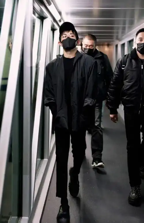 易烊千玺机场图#  易烊千玺机场穿搭小合集9615  私服穿搭松弛