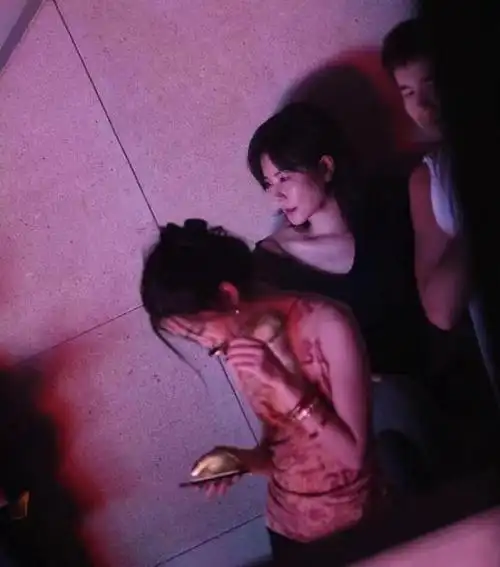 王菲携李嫣看演唱会,男闺蜜作陪,18岁李嫣当妈妈面抽烟表情冷酷