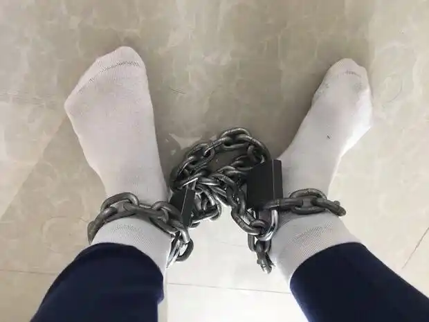 父母用铁链锁住我的双脚我该怎么办?