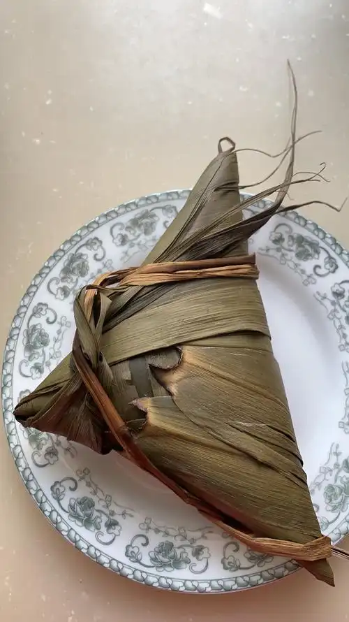 粽子 三角粽的包法 花青素_rt76做的三角粽的包法