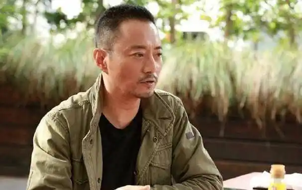 57岁张涵予私下饭局曝光,滴酒不沾被赞好男人,与好友热聊没架子_娱乐