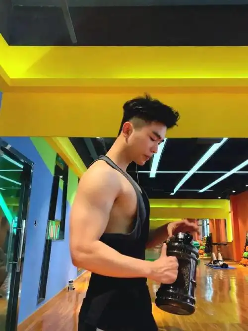 天气热起来了肌肉男又开始流行侧乳装了