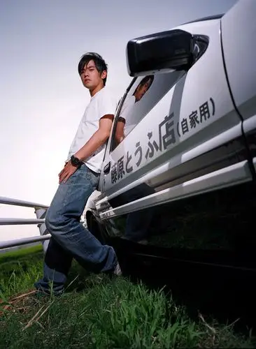 说到ae-86,我们就不得不谈电影《头文字d》,这部由周杰伦,陈冠希