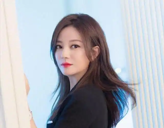 4月赵薇股权再遭冻结!她干的"丑事",远比你想象得更加恶劣