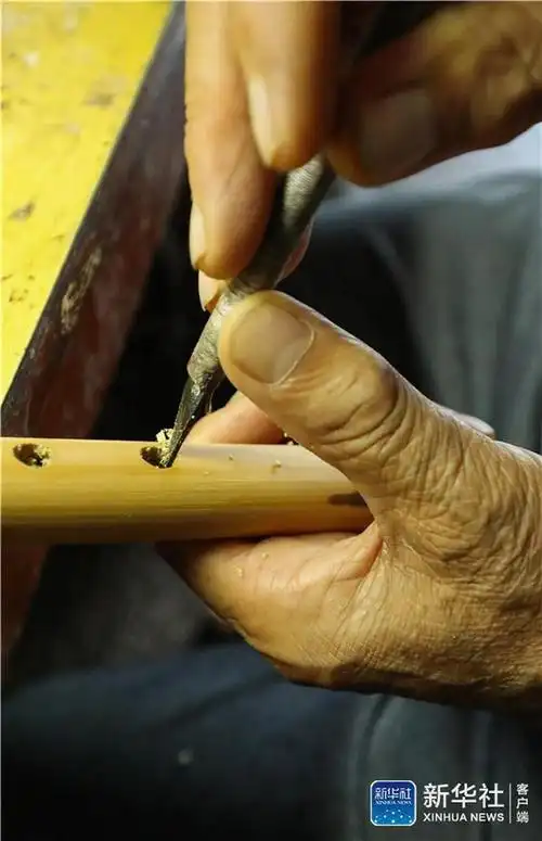 2020年7月3日,刘泽松给竹笛校音孔.胡攀学 摄