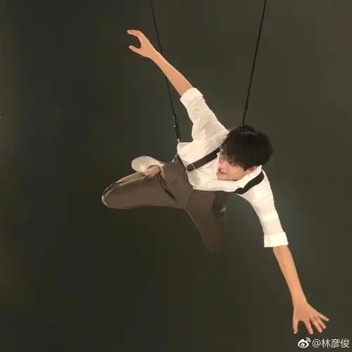 看我林哥表演吊威亚很ni害哦