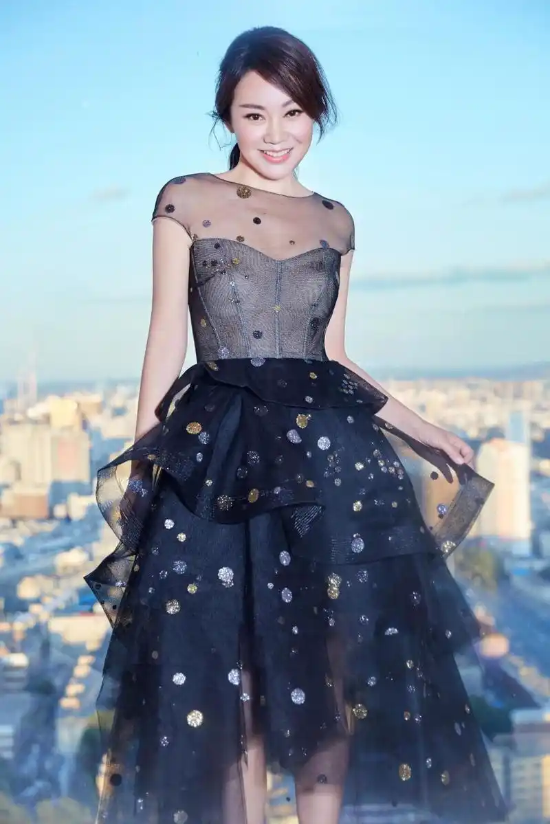 闫妮曝单亲妈妈心路历程,与赵本山关系揭秘,成功逆袭成闪耀明星