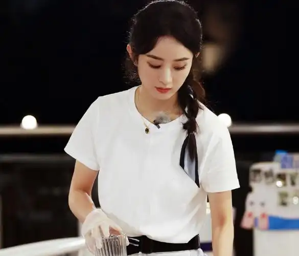 2021年,赵丽颖离婚后首次在《中餐厅》里现身.