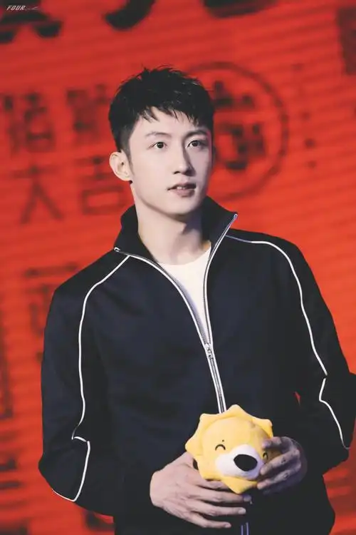 黄景瑜今日南京品牌活动饭拍图～一身黑色运动套装