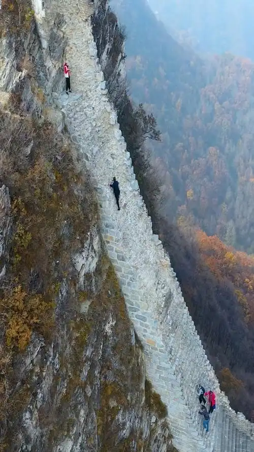 中国大叔徒手攀爬近乎于垂直90°的万里长城"鹰飞倒仰"段,惊呆老外