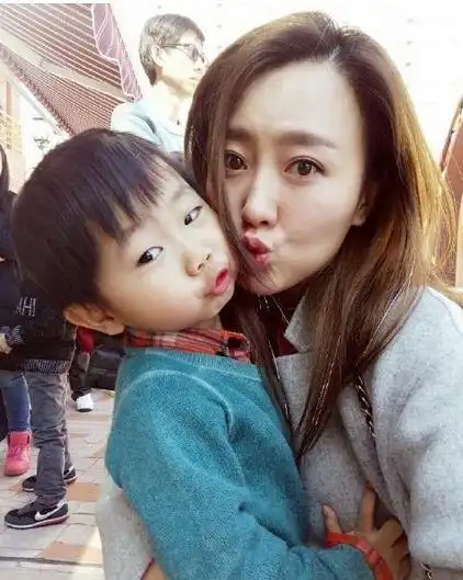 潘阳曝光亿万富豪老公把她宠上天6岁儿子这么小就有表演天赋