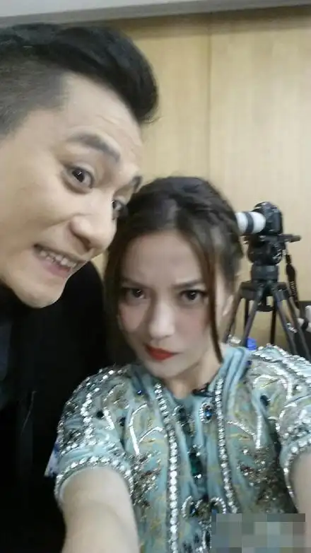 赵薇与刘烨歪嘴瞪眼pk"丑照" 刘烨似格格巫