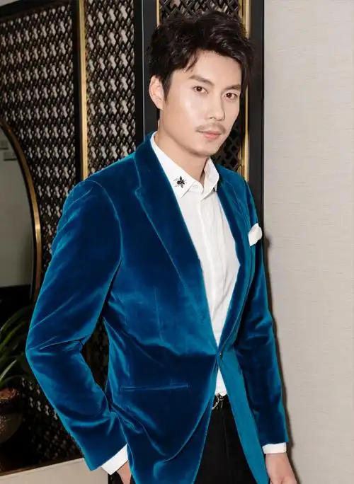 艾伦身着xuanprive男装获最佳男演员奖